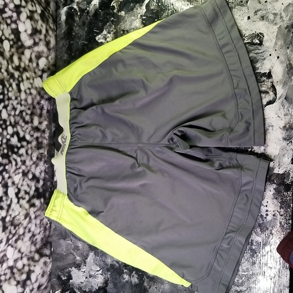Nike Large Shorts - Picture 2 of 2